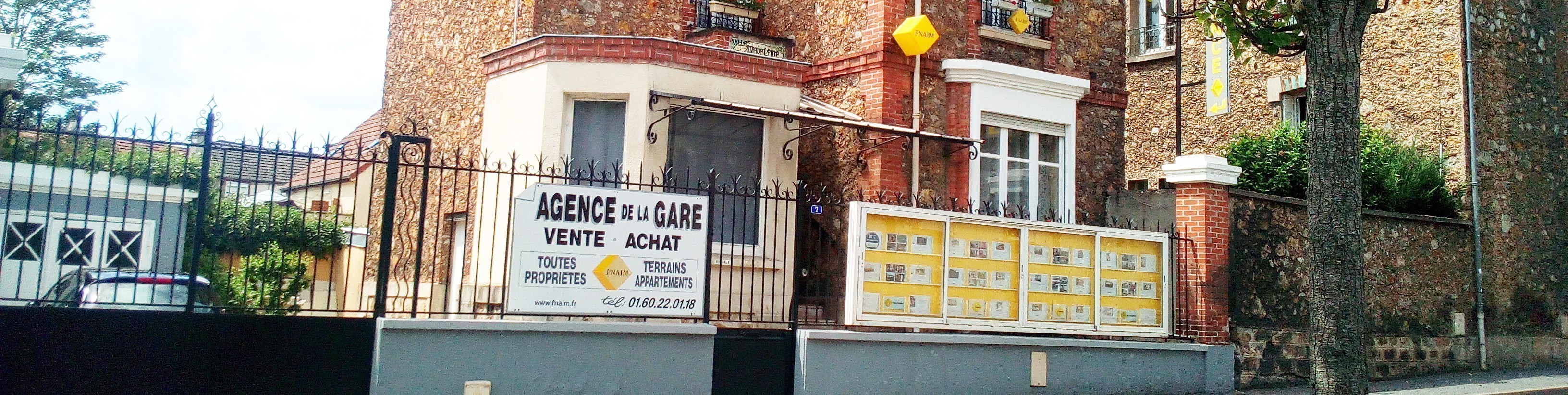 Devanture de l'agence de la gare